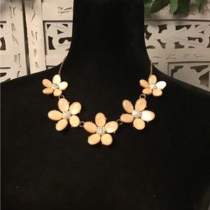😍HOST PICK😍 PRETTY CHAMPAGNE GOLD FLOWER DESIGN NECKLACE
